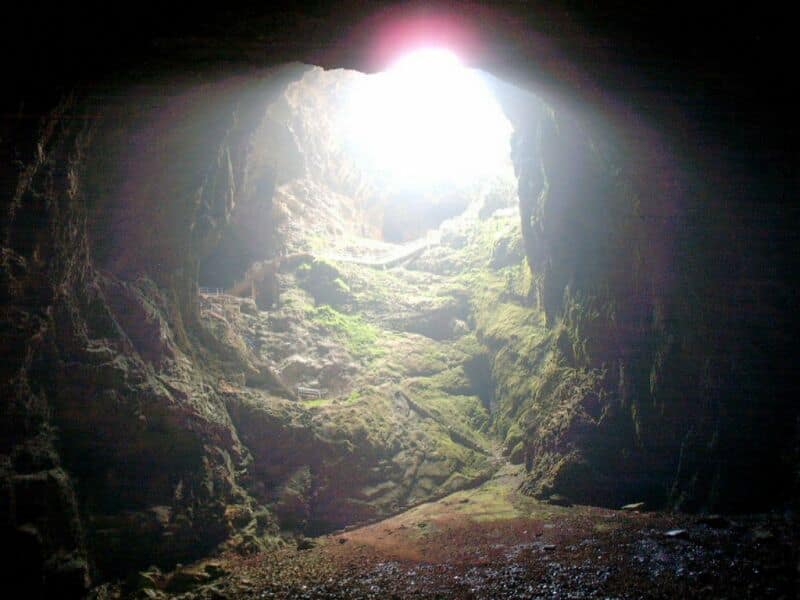 Gouffre du Friouato - L'entrée impressionnante du plus grand gouffre d'Afrique du Nord